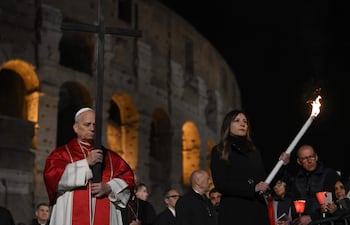 Una fotografía facilitada por Vatican Media muestra al Papa León XIV (izq.) presidiendo el 'Via Crucis', la procesión con antorchas del 'Camino de la Cruz', el Viernes Santo en el Coliseo de Roma, Italia, el 3 de abril de 2026.