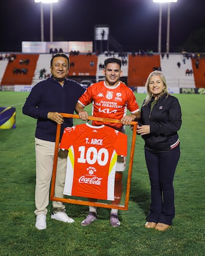 Teodoro Sebastián Arce, con los directivos de General Caballero de Juan León Mallorquín. Dr. Julio César Aldama (presidente) y Estela Noguera.
