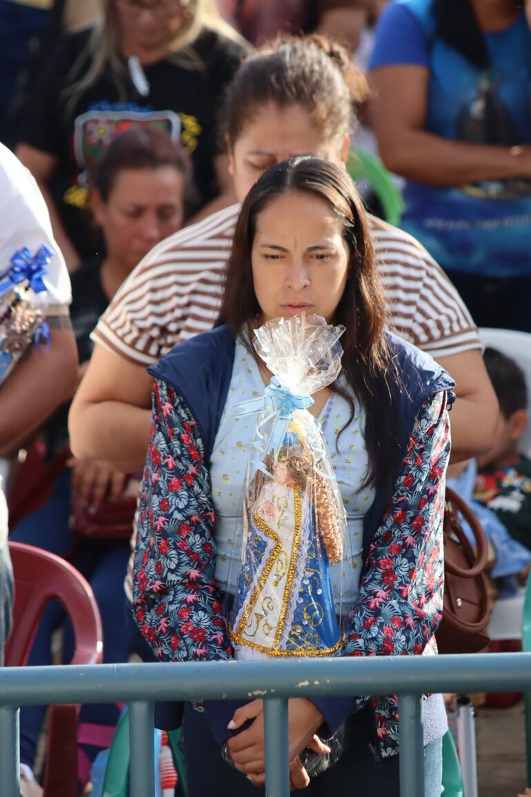 Las familias se congregan para orar junto a la Virgen de Caacupé.