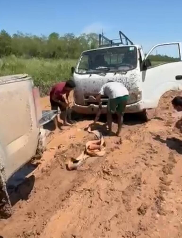 La solidaridad entre los conductores que ayudan a quienes quedan varados en el barro se da con mucha frecuencia.