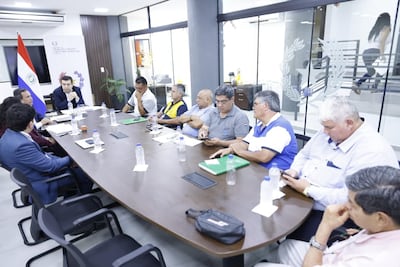 No hubo acuerdo tras la reunión entre el Gobierno y los choferes, por lo que la huelga para mañana sigue firme.