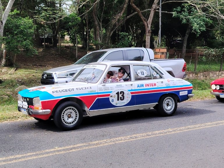 La dupla compuesta por Stefania Grassi y Verónica Caballero, en el Peugeot 504 de 1977, destacó ampliamente en el Rally de las Princesas.