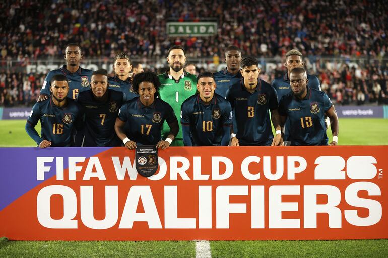 Jugadores de Ecuador posan para la foto antes del partido por las eliminatorias a la Copa Mundial 2026 ante Paraguay. Ecuador quiere cerrar con triunfo ante Argentina el martes en casa.