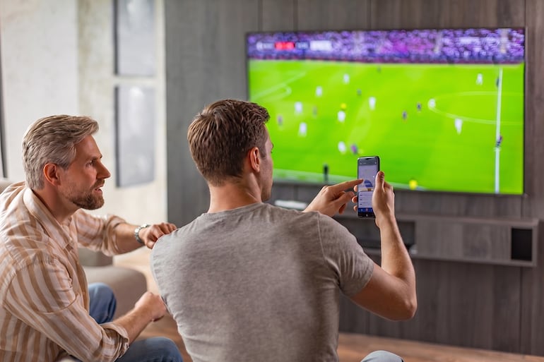 Dentro de ese movimiento, el arraigo deportivo —especialmente con el fútbol— aparece como una de las puertas más naturales para conectar con el público paraguayo.