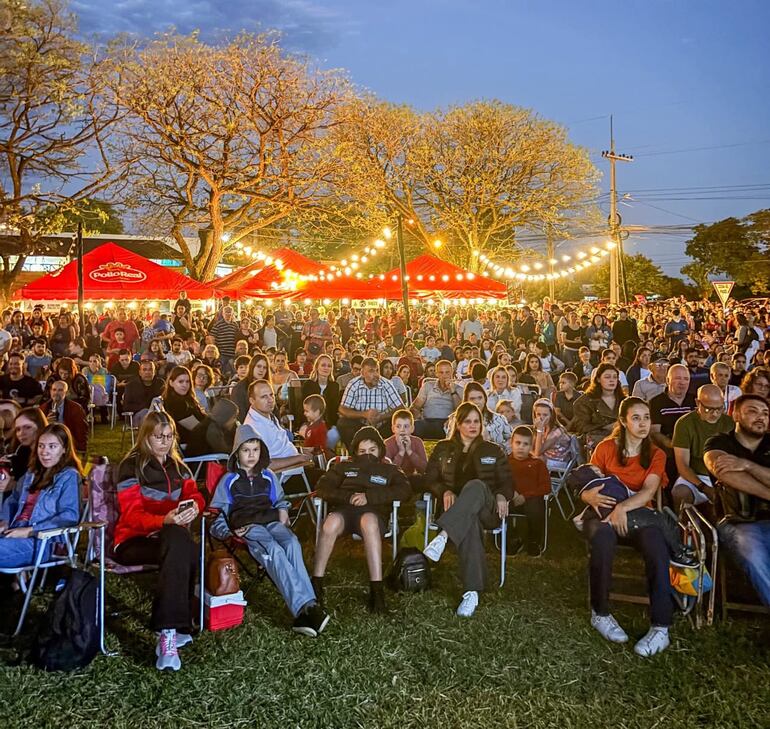 Encienden árbol navideño gigante en Bella Vista.
