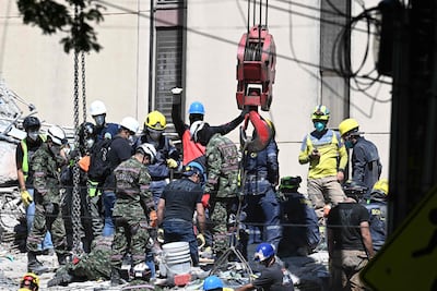 La cifra de muertos por el terremoto que sacudió el lunes a Colombia ascendió a 273 y la de desaparecidos se redujo de 496 a 377