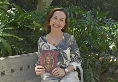 La escritora Rossana Martínez exhibe la portada de su nuevo libro "Almasenda", que será presentado hoy en La Otra Casa de Asterión.