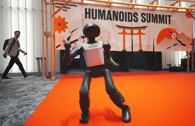 El Booster K1, de Booster Robotics, un robot humanoide compacto diseñado para educación, investigación y competencias, realiza un baile durante la Humanoids Summit Tokyo 2026 en Tokio el 28 de mayo de 2026.