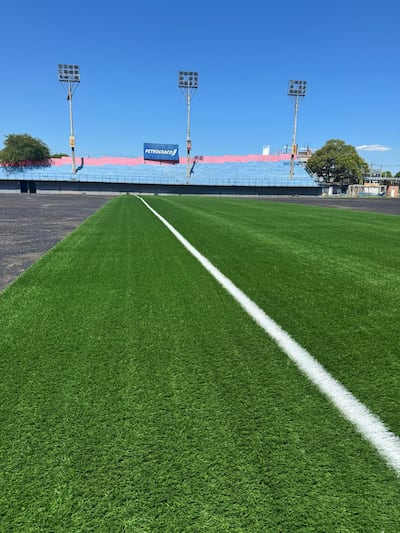 Así luce en forma parcial el campo de juego con empastado artificial del estadio Ricardo Grégor del Independiente de Campo Grande, donde oficiará de local Recoleta FC en Primera. En el fondo se puede apreciar la tribuna Trapezoide.