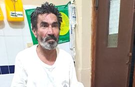 Tiene una herida por quemadura en una pierna.