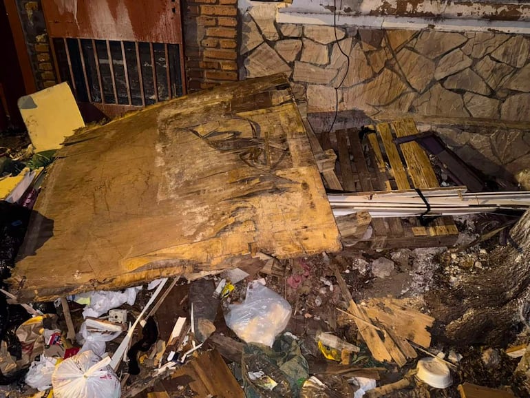 Equipo de ABC TV documentaron acumulación de basura en el Pasaje Porvenir, en inmediaciones del Mercado 4, en Asunción.