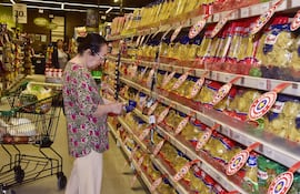 Imagen ilustrativa: una mujer realizando compras en un supermercado.