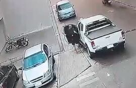 El tortolero desciende de la camioneta de un empresario con una bolsa en la que cargó todo lo que encontró en el habitáculo. Ocurrió en el estacionamiento de un supermercado de Ñemby, el 6 de marzo pasado.