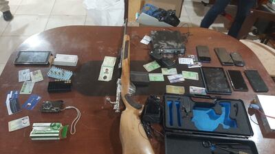Las evidencias incautadas durante el allanamiento de la vivienda del presunto homicida.