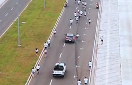 Persecución policial al prófugo "La Vaca" durante una corrida organizada por la Asociación Paraguaya de Enfermería (APE).