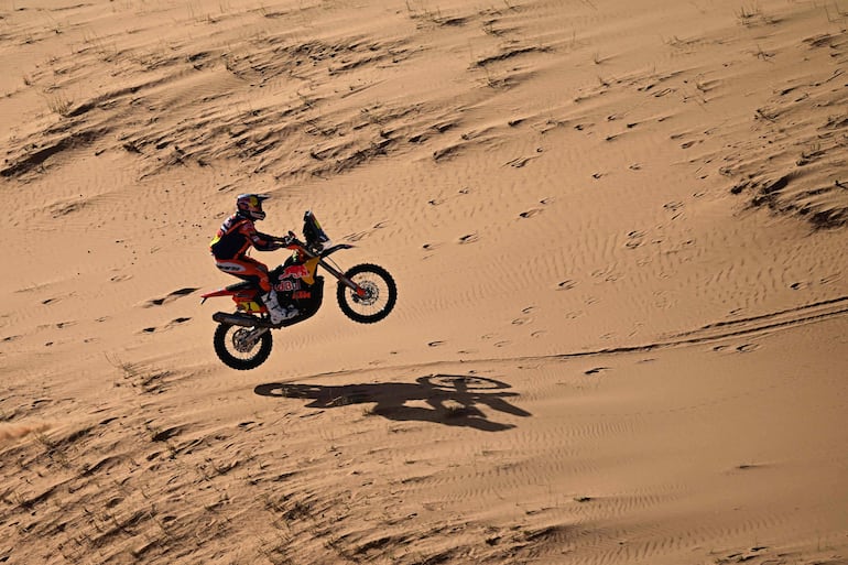 Una postal con el ganador hasta aquí en motos, Daniel Sanders.