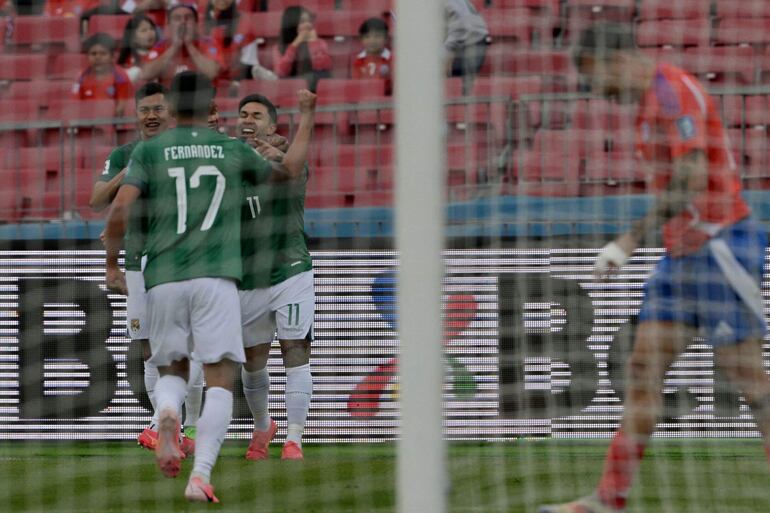 Carmelo Algarañaz (11), futbolista de Bolivia, celebra un gol en el partido frente a Chile por la octava fecha de las Eliminatorias Sudamericanas 2026 en el estadio Nacional, en Santiago, Chile.