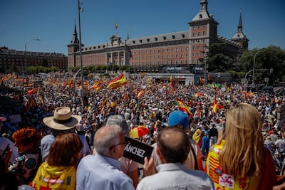 Vista general a su paso por Moncloa (sede del gobierno) de la "marcha por la dignidad" para pedir la dimisión del presidente del Gobierno, Pedro Sánchez convocada por la plataforma Sociedad Civil Española este sábado en Madrid.