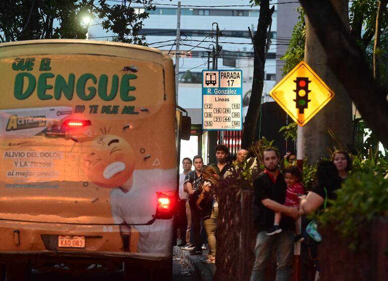 Pasajeros son sometidos a tediosas esperas de colectivos, incluso hasta más de una hora, mientras los empresarios cobran millonarios subsidios cada mes. 