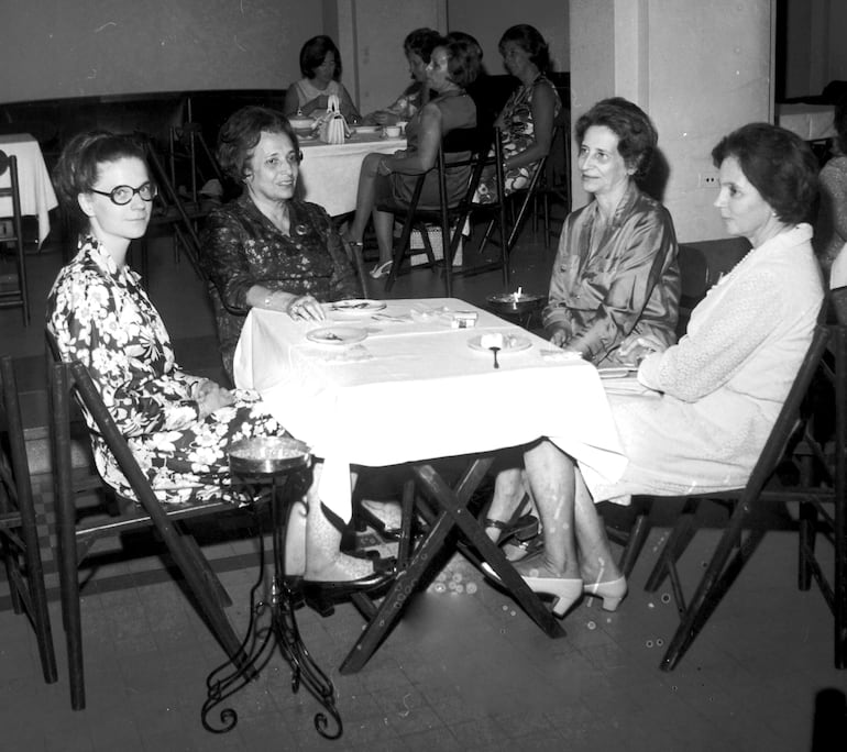 Una reunión de la socialités de 1970 en Asunción.