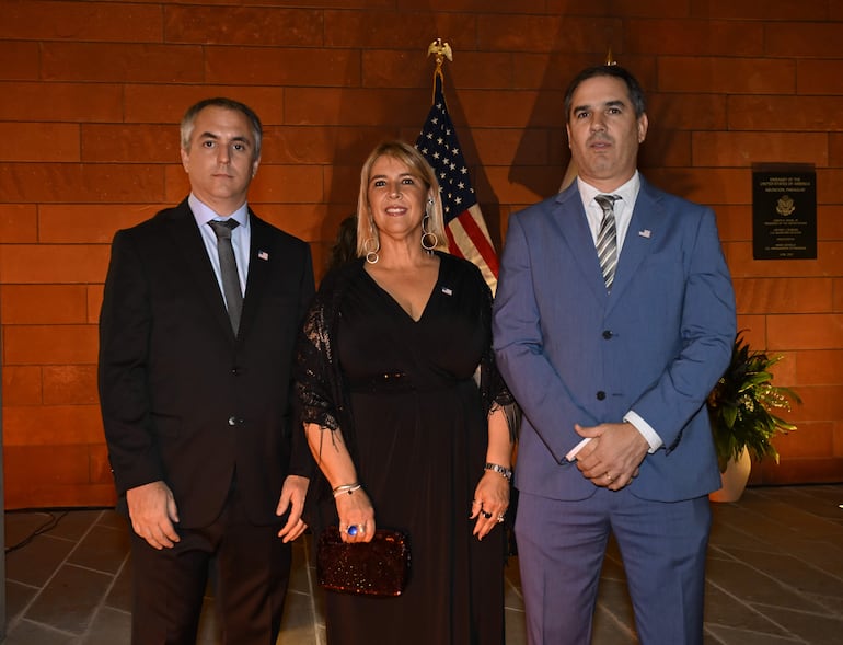 Guido De Salvo, Alicia Petersen y Juan María Petersen.