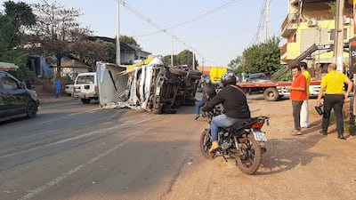 Así quedó el camión repartidor que chocó contra un conductor de la plataforma Bolt que luego dio positivo al alcotest.