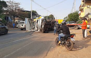 Así quedó el camión repartidor que chocó contra un conductor de la plataforma Bolt que luego dio positivo al alcotest.