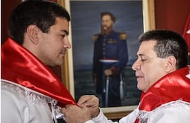 El 29 de octubre de 2016, Santiago Peña estampó su firma de afiliación al Partido Colorado. La escena quedó sellada en una foto icónica: Horacio Cartes, su principal mecenas político, colocándole la pañoleta roja al cuello, un gesto que marcó su ingreso formal al cartismo.