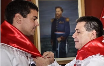 El 29 de octubre de 2016, Santiago Peña estampó su firma de afiliación al Partido Colorado. La escena quedó sellada en una foto icónica: Horacio Cartes, su principal mecenas político, colocándole la pañoleta roja al cuello, un gesto que marcó su ingreso formal al cartismo.