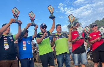 Gustavo Villalba y Juan Pablo Cantero (centro) elevan sus trofeos tras la victoria en la TT4 Extreme.