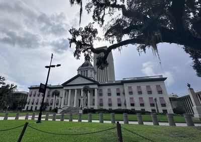 El edificio del Capitolio estatal del estado de Florida (EE. UU.) se encuentra cerrado debido a la llegada del huracán Idalia.