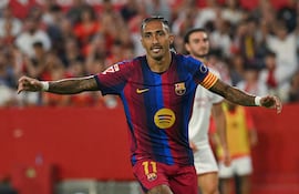 El brasileño Raphinha, futbolista de Barcelona, celebra un gol en el partido frente a Sevilla por la fecha 7 de LaLiga en el estadio Ramón Sánchez-Pizjuán, en Sevilla, España.