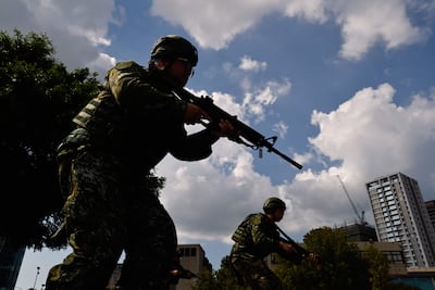 Reservistas taiwaneses durante un ejercicio de entrenamiento hoy en Taipéi.
