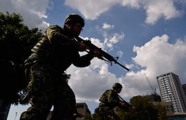 Reservistas taiwaneses durante un ejercicio de entrenamiento hoy en Taipéi.