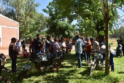 Durante la reunión realizada en el predio del local comunitario, los afectados expresaron sus disconformidad al presidente de la comisión. 