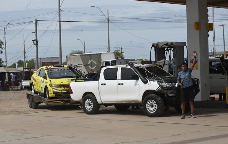 El auto de los hermanos Orlando y Omar Benítez durante una parada en Pozo Colorado camino al Rally del Chaco 2026.