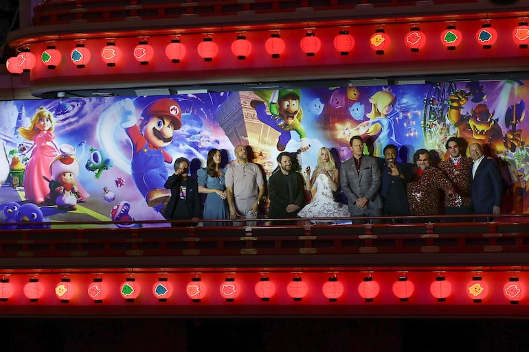 El elenco entero de las voces de Super Mario Galaxy durante el estreno mundial en Japón.