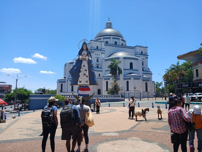 La escultura de la plaza Teniente Fariña fascina a los visitantes, que la convierten en una parada obligatoria para tomarse una foto.