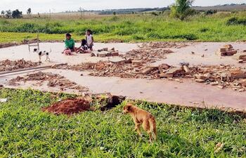 asi-quedo-la-escuela-de-los-indigenas-luego-de-que-civiles-armados-la-hayan-derribado-completamente-en-itakyry--210703000000-1584243.jpg