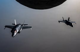 Dos aviones de combate furtivos F-35A de la Fuerza Aérea de EE.UU. sobrevuelan Oriente Medio durante una patrulla.