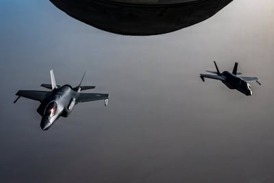 Dos aviones de combate furtivos F-35A de la Fuerza Aérea de EE.UU. sobrevuelan Oriente Medio durante una patrulla.