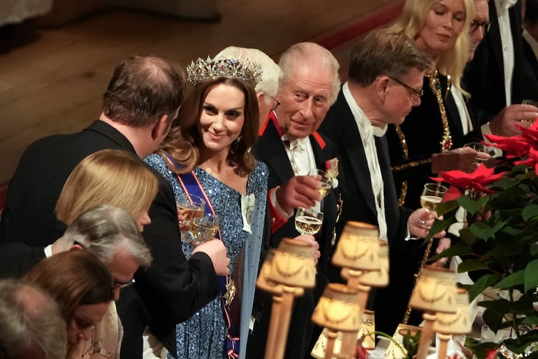 Carlos III de Gran Bretaña, el presidente de Alemania, Frank-Walter Steinmeier, y la princesa de Gales brindaron con sus copas después de que el rey pronunciara un discurso durante un banquete de estado en el Castillo de Windsor en Windsor. (CARLOS JASSO / POOL / AFP)