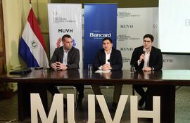 El ministro de Urbanismo (centro), Juan Carlos Baruja, destacó los beneficios de la firma de convenio entre la institución y la empresa Bancard.