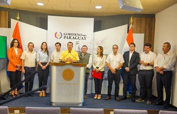 El ministro Carlos Giménez, en Mburuvicha Roga, con los titulares de entes del Sistema MAG.