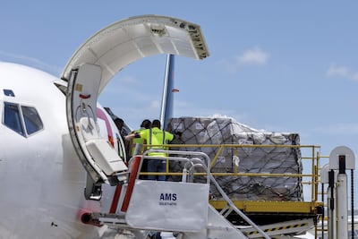 Trabajadores cargan un avión de carga con ayuda humanitaria destinada a Cuba en el almacén 7 de Air/World Freight Service en el Aeropuerto Internacional de Miami, en Miami, Florida, EE. UU.