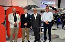 Directivos de Synerjet junto a un Pilatus PC-12 PRO.