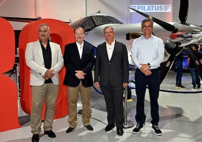 Directivos de Synerjet junto a un Pilatus PC-12 PRO.