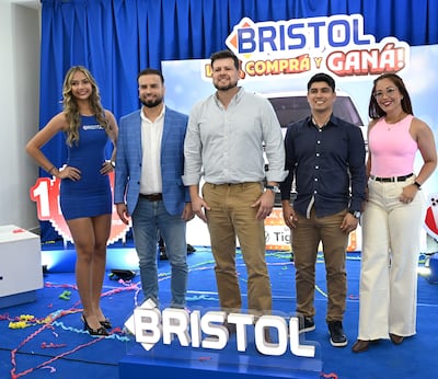 Marcelo Jara, Diego Chamorro, gerente de Marketing de Bristol, Christian González y Jazmín Tanaka.