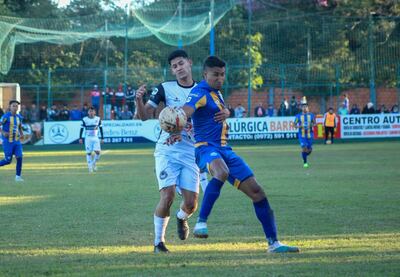 El goleador Carlos González Ozuna cubre el esférico ante Sebastián Benítez. (Foto: APF)