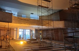 Espacio en construcción del Teatro Municipal, con andamiaje visible y herramientas en el ambiente, sin personas presentes.